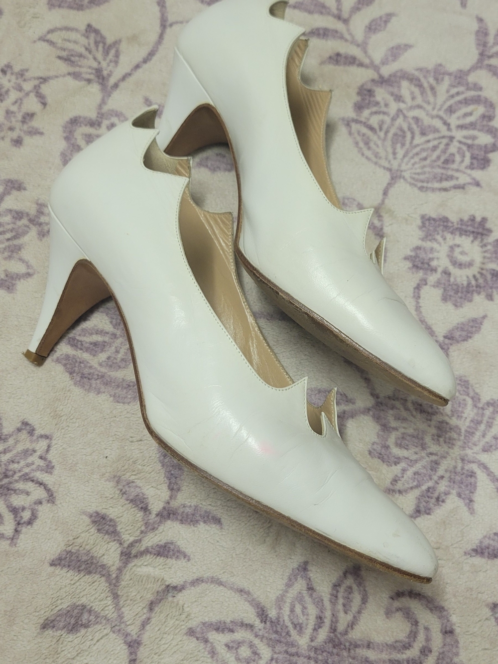 White Women's Pointed Heel Pumps - Classic Scallop Detail